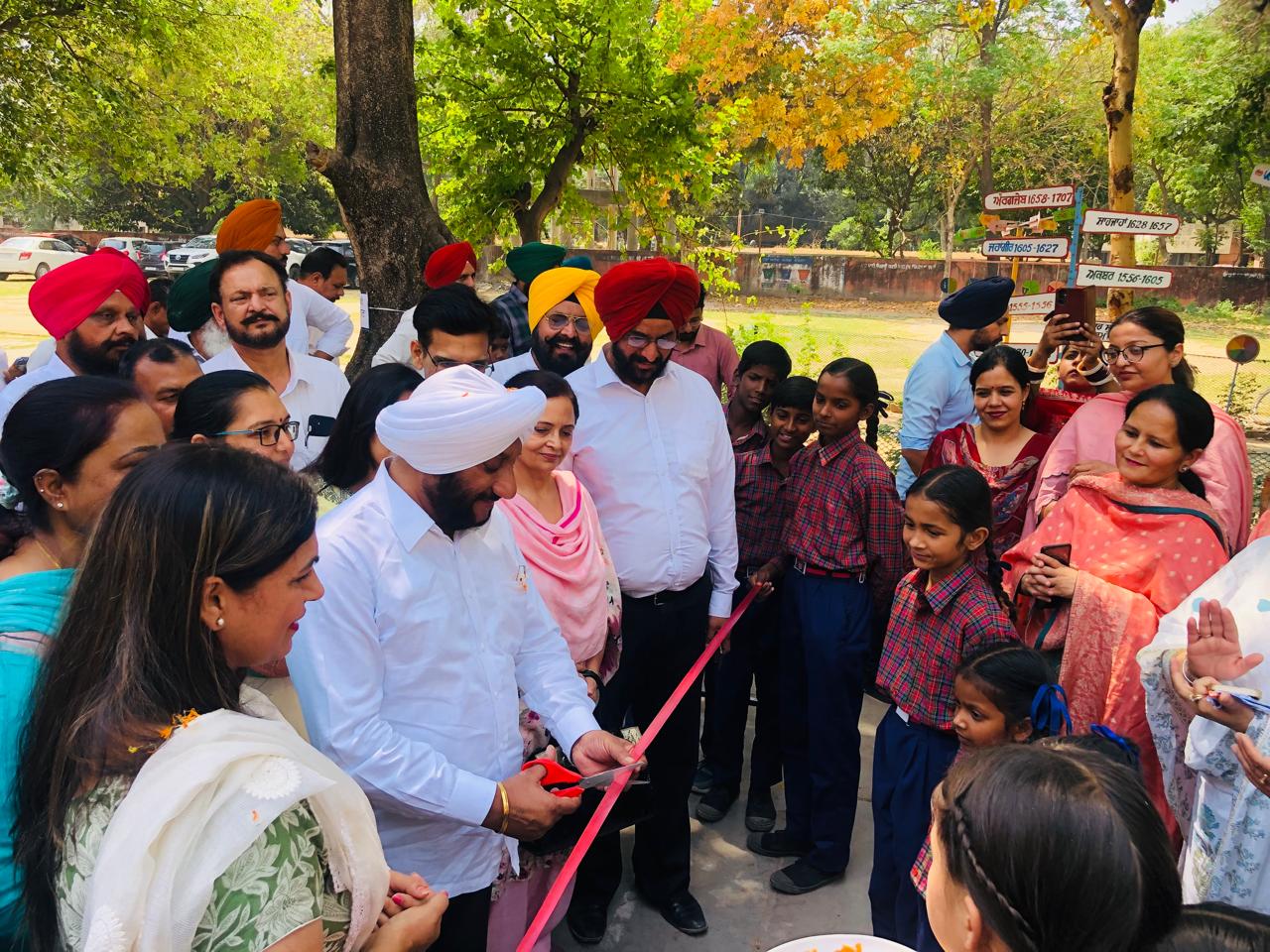 विधायक कुलवंत सिंह ने मोहाली के फेज-7 और फेज-2 के सरकारी प्राइमरी स्कूलों के विकास कार्यों का उद्घाटन किया